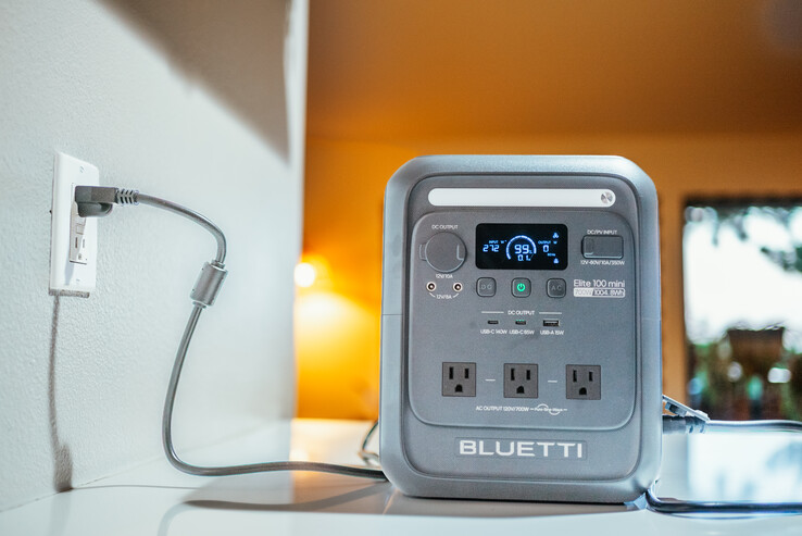 Az Elite 100 mini beépített LED-es világítással és intelligens kijelzővel rendelkezik
