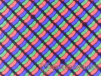 Éles RGB alpixelek, minimális szemcsésséggel a fényes fedőréteg miatt