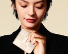 A Xiaomi hivatalos teaser plakátokat, sajtófotókat és egy teaser videót tett közzé a Leica kamerával ellátott Mix Flip 2 flip-telefonról. (Kép forrása: Xiaomi)
