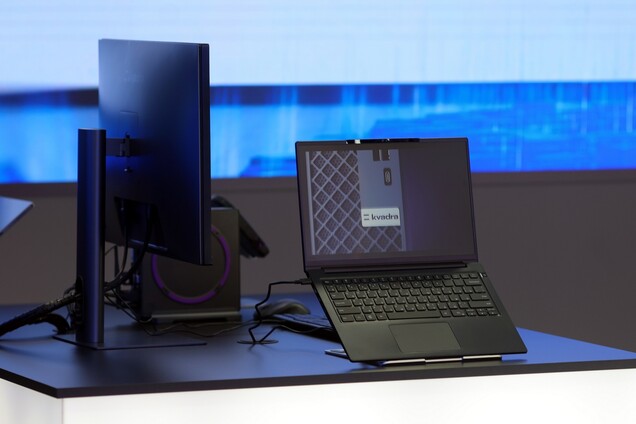 A Kvadra NAU LP14 ultrabook dokkolóállomással és külső monitorral együtt.