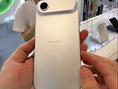 az iPhone 17 Air bábu a Apple Store Kínában látható, ami alátámasztja a korábbi kiszivárgott dizájnt. (Kép forrása: Majin Bu az X-en)