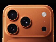 Közelkép az iPhone 17 Pro kameramoduljáról, amelyen az új vaku elhelyezése látható. (Kép forrása: Apple)