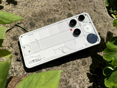 Az IP68 tanúsítvánnyal rendelkező Nothing Phone (3) alumíniumkerettel rendelkezik, és Gorilla Glass 7i (kijelző) és Gorilla Glass Victus (hátlap) védi. (Kép forrása: Notebookcheck)