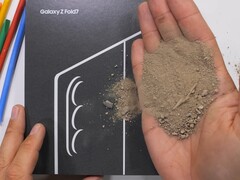 A Samsung Galaxy Z Fold 7 a legújabb telefon, amely átesett a JerryRigEverything tartóssági tesztjén. (Kép forrása: JerryRigEverything a YouTube-on)