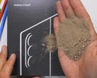 A Samsung Galaxy Z Fold 7 a legújabb telefon, amely átesett a JerryRigEverything tartóssági tesztjén. (Kép forrása: JerryRigEverything a YouTube-on)