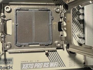 ASRock X870 Pro RS Wifi alaplapi foglalat némi elszíneződéssel. (Kép forrása: I_fliu a Reddit-en)