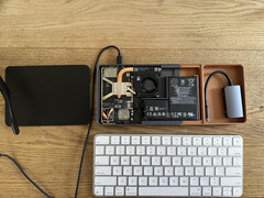 A Bento egy kijelzőszemüveget használ, amely a tokban elhelyezett dongle-on keresztül rajzolja a videót. A képen - egy billentyűzetbe utólagosan beszerelt Steam fedélzet alkatrészei. (Kép forrása: r/SteamDeckModded a Reddit-en)