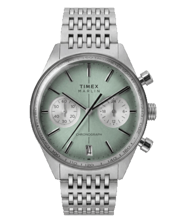 Timex Marlin Jet Chronograph TW2Y89800 modell, zsályazöld, homorú számlappal, fehér kronográf kis számlapokkal, dátumablakkal a 6 órás pozícióban, domború üveggel és ezüstszínű rozsdamentes acél karkötővel.
