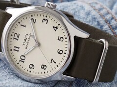 Timex Weekender New England TW2Y86500 ezüstszínű tokban, krém színű számlappal és sötétzöld bőr szíjjal.
