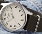 Timex Weekender New England TW2Y86500 ezüstszínű tokban, krém színű számlappal és sötétzöld bőr szíjjal.