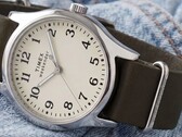 Timex Weekender New England TW2Y86500 ezüstszínű tokban, krém színű számlappal és sötétzöld bőr szíjjal.