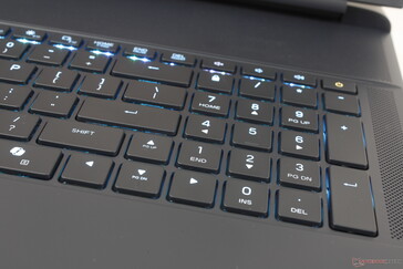 A teljes méretű numpad és a nyílbillentyűk a legtöbb más laptopon szokatlanok