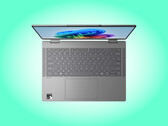 Az IdeaPad 5 2-in-1 14Q8Y11 IPS-kijelzővel együtt 1,4 kg-ot nyom.