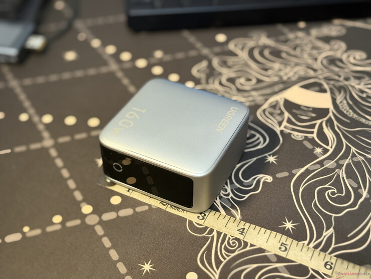 5 portos Ugreen Nexode Pro 160 W – szélesség a másik oldalról nézve