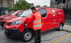 A Royal Mail elektromos furgonja, egyike a vállalat 7000 elektromos járművének az Egyesült Királyságban (Kép forrása: Royal Mail)