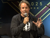 Brian Jarrard, a Halo közösségi menedzserének képe PlayStation-pólóban (kép forrása: Halo YT)