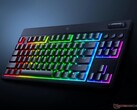 A Razer BlackWidow V4 TKL alacsony profilú billentyűzet szögben látható (Kép forrása: Razer PR)