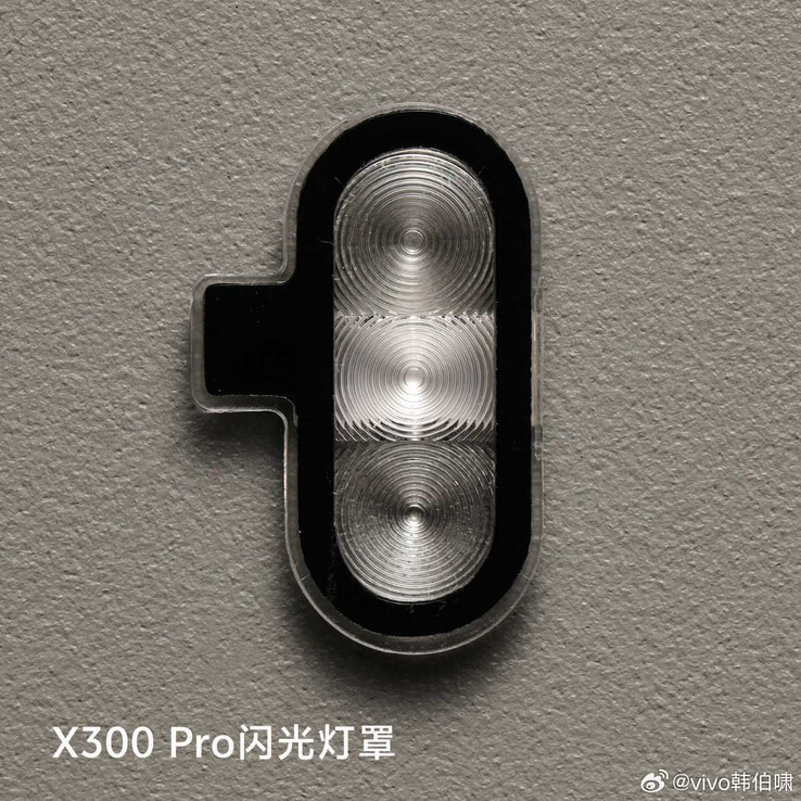 A Vivo által a Vivo X300 Pro belsejében elhelyezett LED vaku. (Kép forrása: Han Bo Xiao)