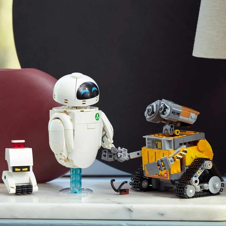 A képen a két fő robot és a különböző kiegészítők láthatóak, amelyek ezt a LEGO készletet alkotják. (Kép forrása: Magazineluiza)