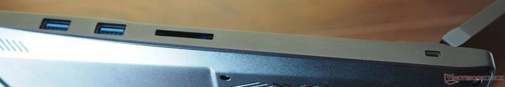 Jobb oldal: 2x USB-A 3.2 Gen1, kártyaolvasó, Kensington zár