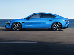 Xiaomi SU7 (2026) az új Capri Blue színben: Az elektromos sportos szedán nem csak egy kisebb ráncfelvarrást kap. (Kép forrása: Xiaomi)