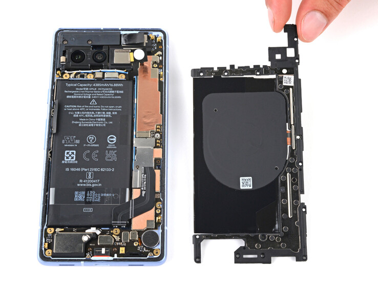 A Pixel 7a akkumulátorának cseréje nem egyszerű feladat. (Kép forrása: iFixit)