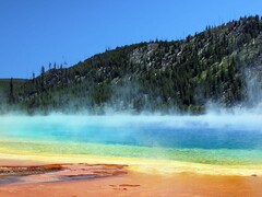 A Yellowstone Nemzeti Park egyik tavát ábrázoló kép. (Kép forrása: National Parks Exploration Series: Yellowstone - Amazon Prime Video)
