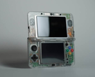 Egy Nintendo 3DS egyedi átlátszó kagylóhéjjal