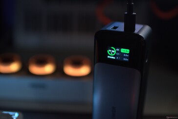 Kimenet a 140 W-os USB-C porton keresztül, az Anker 737 140 W-os power bankon keresztül mérve.