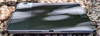 A tok jobb oldala (hangszóró, USB-port, hangszóró, audioport)