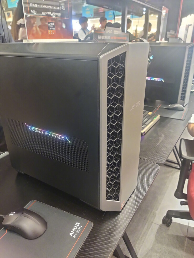 A Legion Blade Y7000P oldalpanelje (Kép forrása: ENEN科技匠)