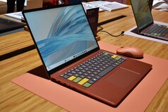 Lenovo IdeaPad Vibe 14 „Radiant Coral” színben, egyedi színű billentyűkkel.