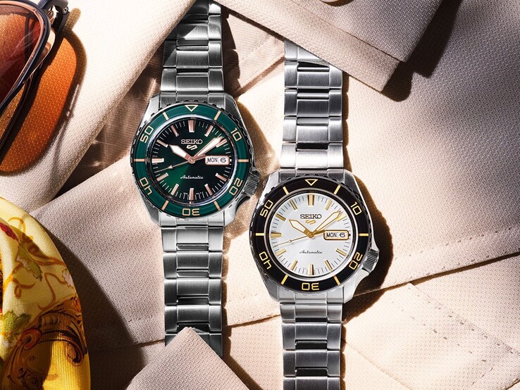 Seiko 5 Sports SKX HDB004 és HDB005 órák egymás mellett, szöveten elhelyezve, a fehér-fekete HDB004 és a zöld-rózsaarany HDB005 bemutatásával.