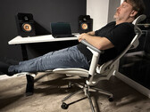 A Sihoo Doro C300 ergonomikus irodai szék tesztelése. (Kép: Marcus Schwarten / Notebookcheck)