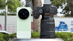 A Vivo X300 Ultra a Sony Alpha A7 kamerával száll szembe, full-frame érzékelővel és drága objektívvel