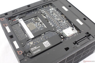 A másik oldalon lévő panel eltávolításával láthatóvá válik a másodlagos M.2 SSD-hely és a WLAN-modul