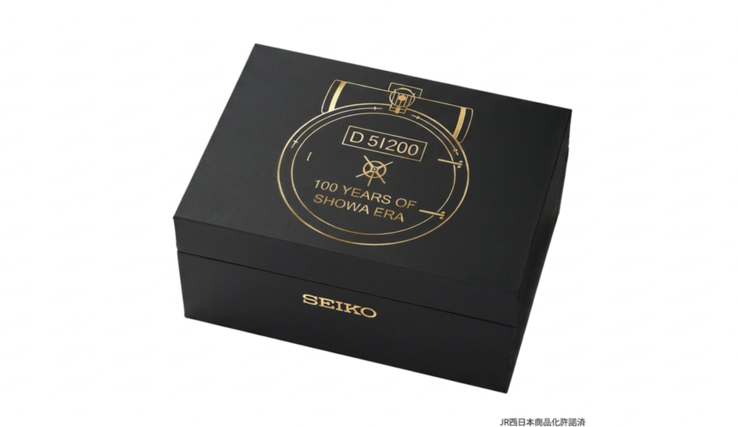 A Seiko D51 kronográf fekete díszdobozban érkezik, amelyet aranyszínű, mozdonyok ihlette grafika díszít.