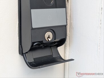 A felnyitható fedél eltakarja a fizikai kulcslyukat és az USB Type-C kábelt.