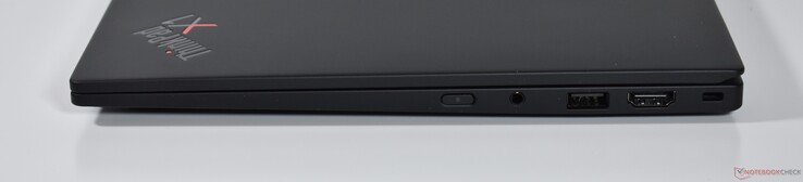 jobbra: 3,5 mm-es audio, USB-A 3.2 Gen 1, HDMI, Kensington-zár