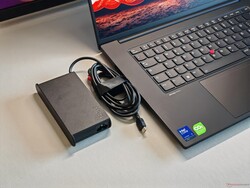 140 wattos hálózati adapter