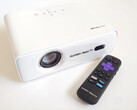 Aurzen Eazze D1R Roku projektor és távirányító.