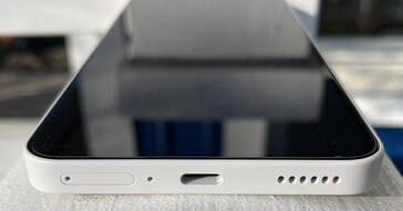 Alul: dual-SIM, mikrofon, USB-C 2.0, hangszóró (kép forrása: Manuel Masiero)