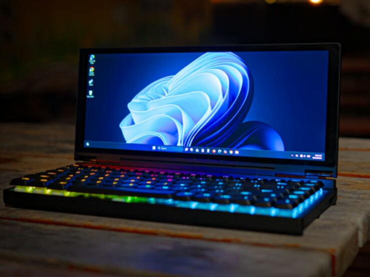 Ismerje meg a Keebmon-t: az all-in-one eszköz, amely egy mechanikus billentyűzetet, egy ultra széles érintőképernyős monitort és egy teljes PC-t egyesít egy szuper hordozható formában.