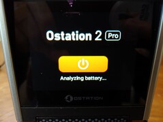 A bekapcsológomb tíz másodpercig tartó megnyomásával az összes elemet kiveszi. (Kép forrása: Notebookcheck)