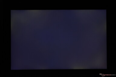 Fény-közepesen egyenetlen háttérvilágítás a szélek mentén