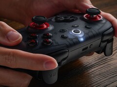 A 8BitDo Ultimate 2C Bluetooth már kapható áttetsző fekete színben. (Kép forrása: 8BitDo)