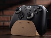 A 8BitDo Ultimate 3C+ vezeték nélküli kontrollerhez egy saját kezűleg összeállítható kartonállvány is jár.