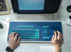 Az MDR Dasher billentyűzet, a képen egy MDR munkaállomás replikával, jelentős helyet foglal el az asztalon (Kép forrása: Atomic Keyboard)