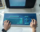 Az MDR Dasher billentyűzet, a képen egy MDR munkaállomás replikával, jelentős helyet foglal el az asztalon (Kép forrása: Atomic Keyboard)