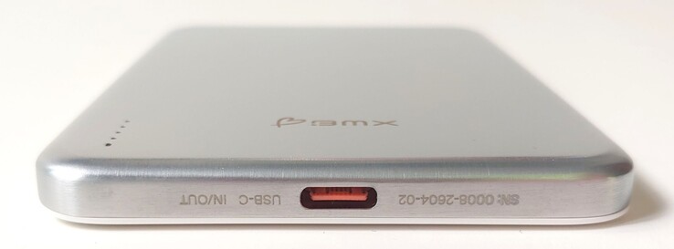 USB-C port (max. 20 W) az alsó szélén. 